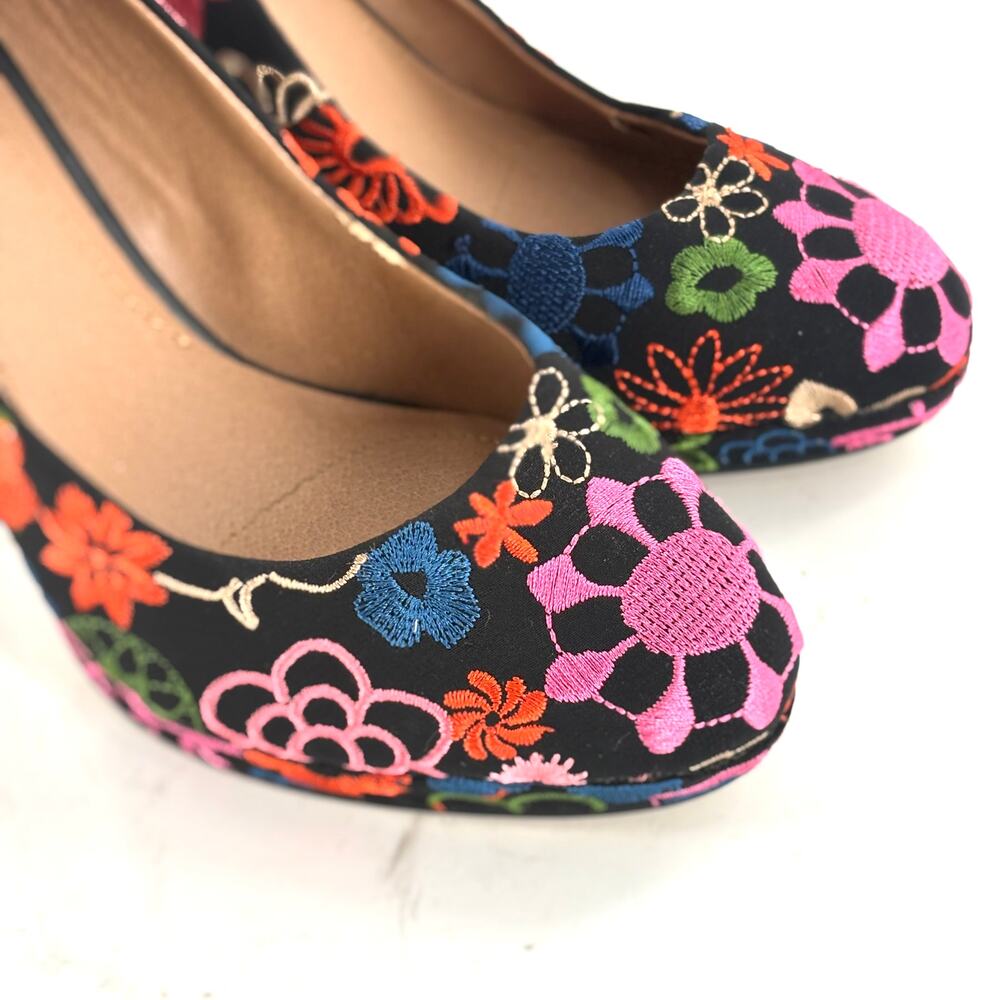 Tahari Black Floral Embroidered Platform Pumps - Picture 5 of 7